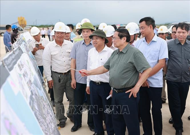 范明政总理视察广治机场建设项目。图自越通社