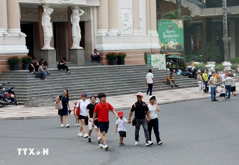 游客在蓝山广场漫步。图自越通社
