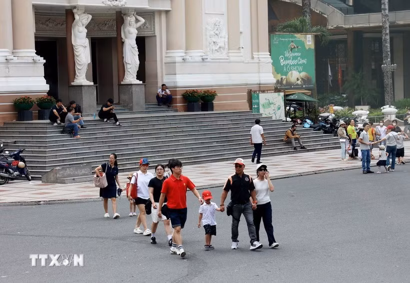 游客在蓝山广场漫步。图自越通社