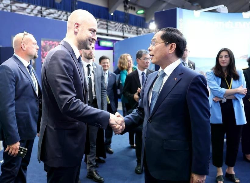 越南政府副总理、外交部长裴青山会见法国欧洲及外交部长让·诺埃尔·巴罗。图自越通社