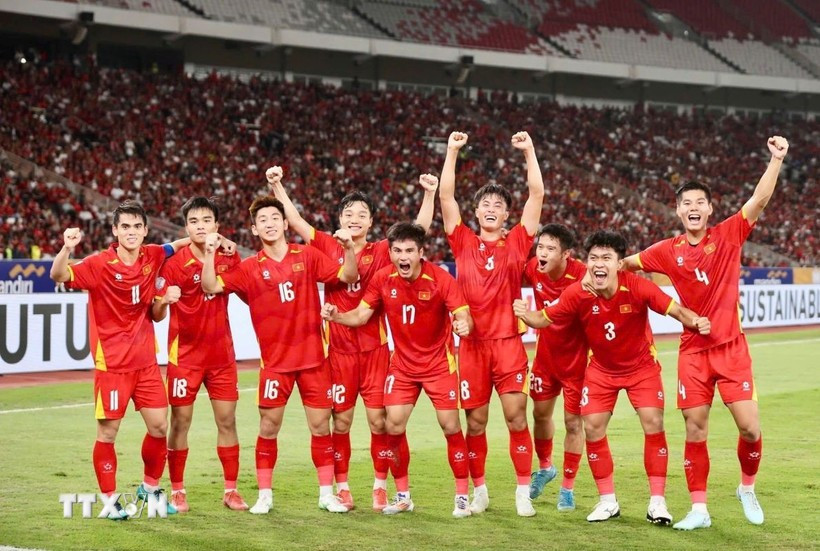 越南U23国家队以1比0战胜印度尼西亚U23队，连续第三次荣获东南亚U23足球锦标赛决赛中冠军。图自越通社