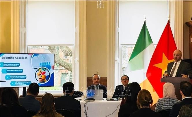 爱尔兰农业及饲料集团 Auranta 首席执行官约翰·卡伦（John Cullen）介绍符合越南绿色转型需求的环保技术和产品。图自越通社