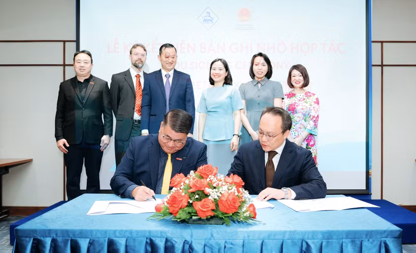 Central Retail越南公司与乐天广场市场签署了合作谅解备忘录。图自越通社