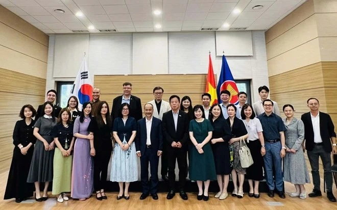 代表团与驻韩国大使、总领事以及旅韩越南人团体和侨胞合影留念。图自越通社
