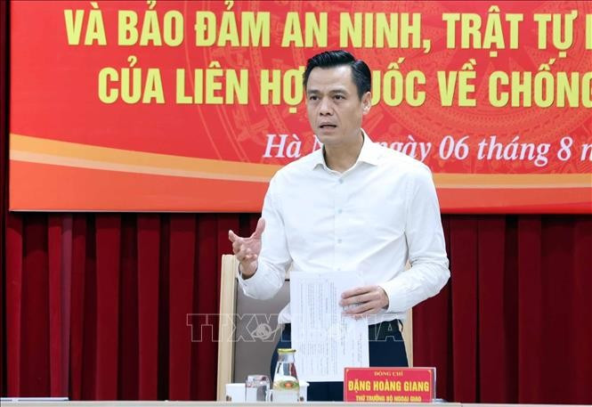 越南外交部副部长邓黄江出席会议并发表讲话。图自越通社