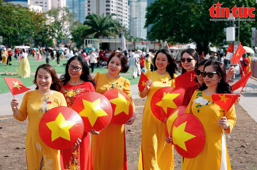 胡志明市市民沉浸在北南团聚50周年这一历史性时刻的喜悦之中。