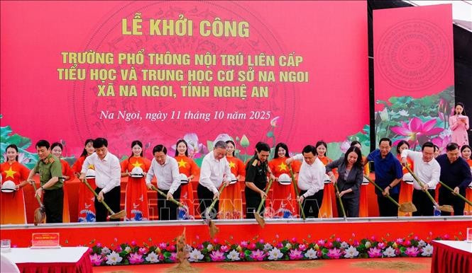 越共中央总书记苏林出席乂安省那外寄宿学校开工仪式。图自越通社
