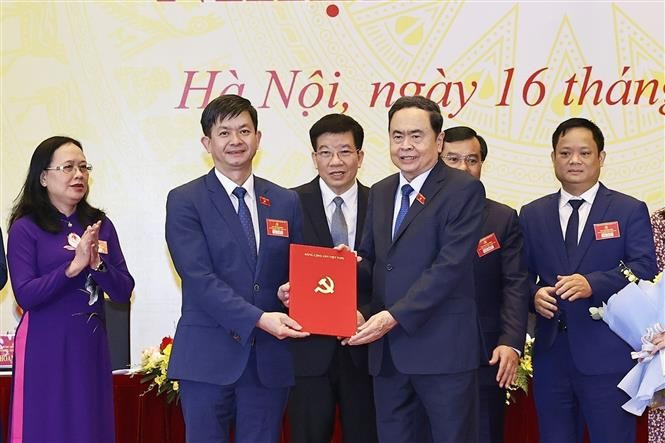 国会主席陈青敏颁发第十五届国会办公厅党委（2025-2030年任期）的执行委员会、常务委员会等人事任命决定。图自越通社