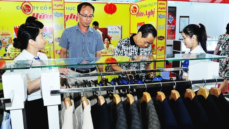 2025年上半年，全国社会消费品零售总额及消费服务营业收入累计达3.41万亿多越盾，同比增长9.3%。图自人民报