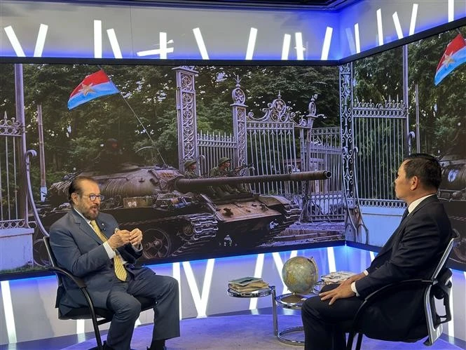 委内瑞拉环球电视台(Globovisión)刚播放节目《越南革命英雄主义:从争取独立的战争到国家建设的征程》。图自越通社