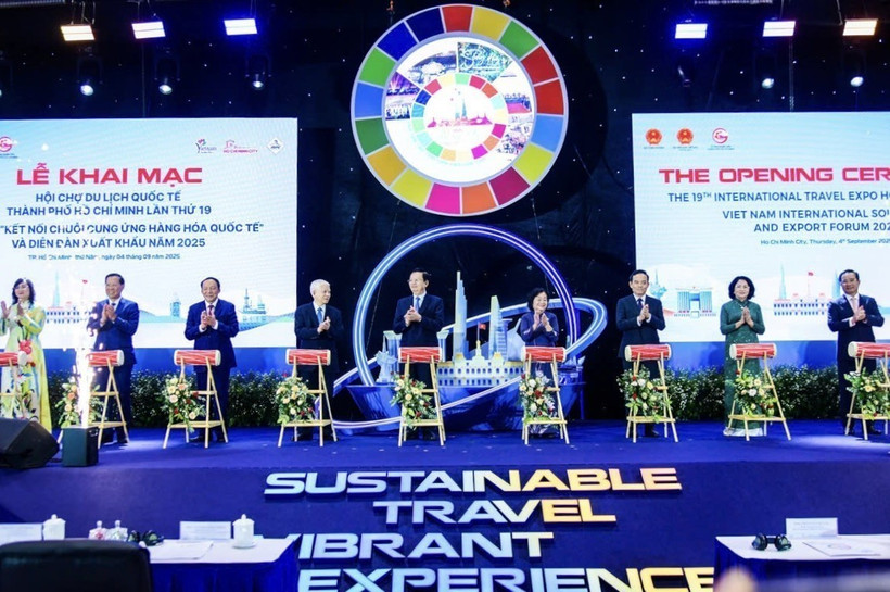 “国际商品供应链对接 - Vietnam International Sourcing 2025”系列活动、2025年胡志明市出口论坛和2025年胡志明市国际旅游博览会在胡志明市西贡会展中心正式开幕。图自越通社