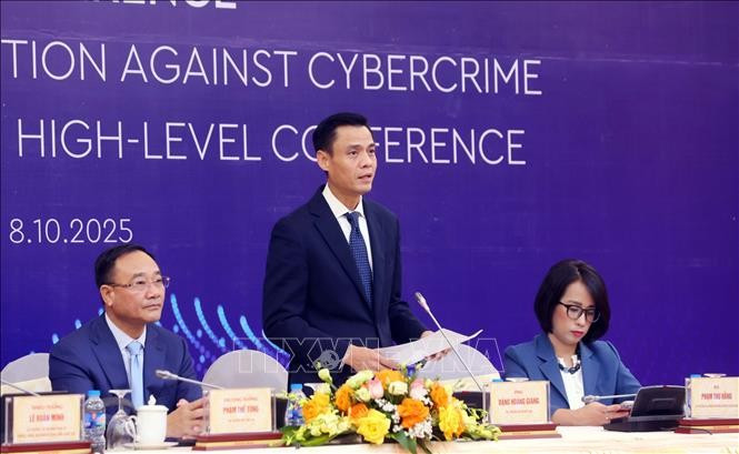 越南外交部副部长邓黄江发表讲话。图自越通社