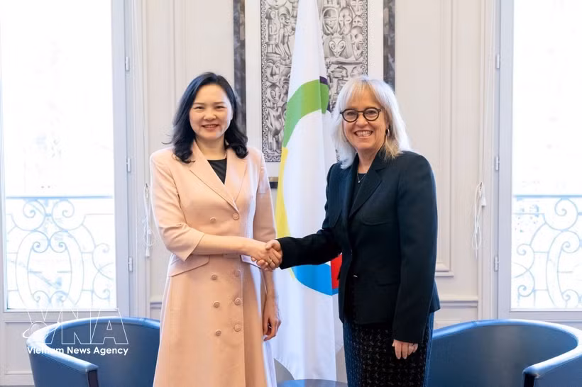 越南国家主席常驻法语国家常设理事会代表阮氏云英大使和法语国家及地区国际组织（OIF）总干事卡罗琳娜。图自越通社