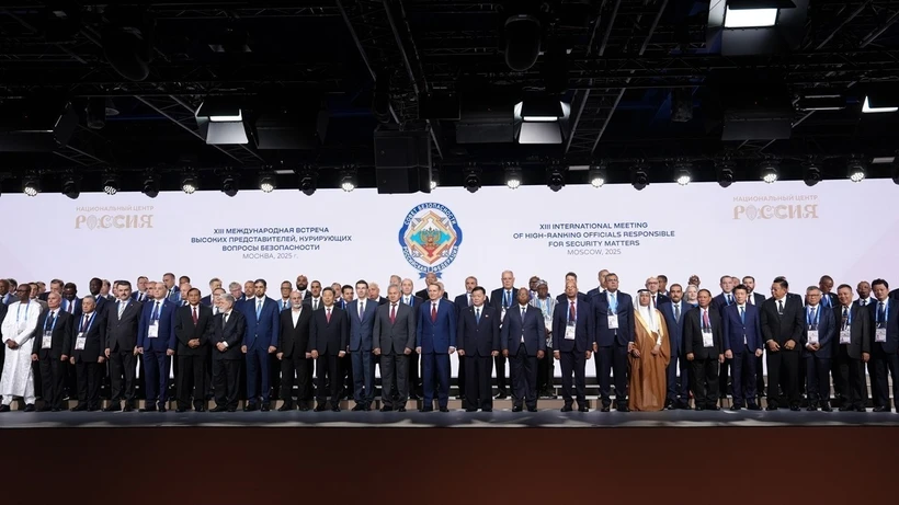 各国代表合影。图自越通社