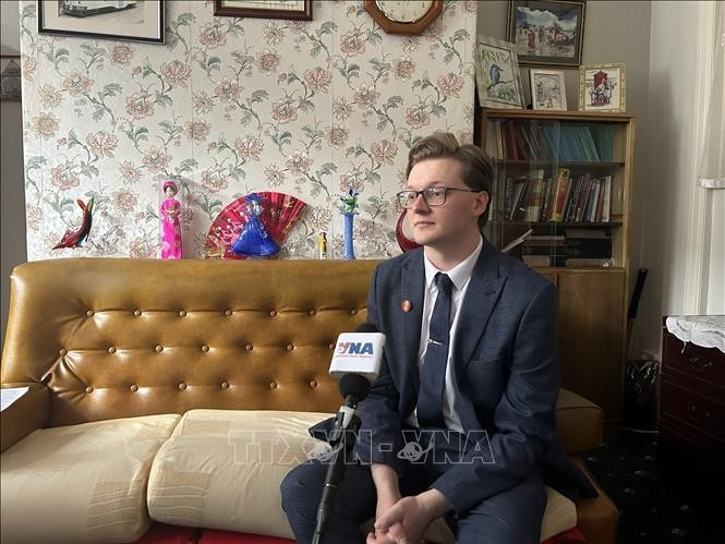 英国共产党党员、越南政治历史研究学者基里尔·惠特克。图自越通社