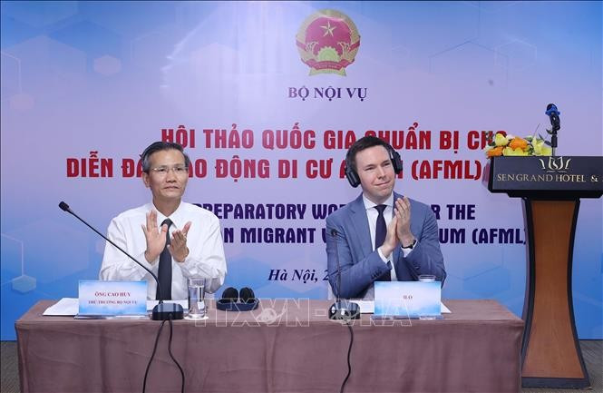 越南内务部副部长高辉（左）和国际劳工组织（ILO）驻越代表费利克斯·韦登卡夫。图自越通社