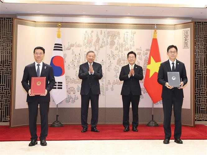 越共中央总书记苏林与韩国总统李在明共同见证越南科学技术部与韩国科学技术信息通讯部交换科技合作谅解备忘录文本。图自越通社