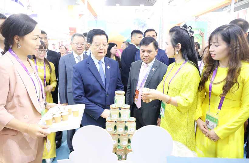越南政府副总理梅文政参观越南企业的展位。图自越通社