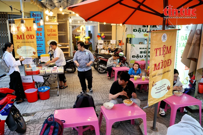 在胡志明市的自助式“零越盾素食泡面店”广受欢迎。图自越通社