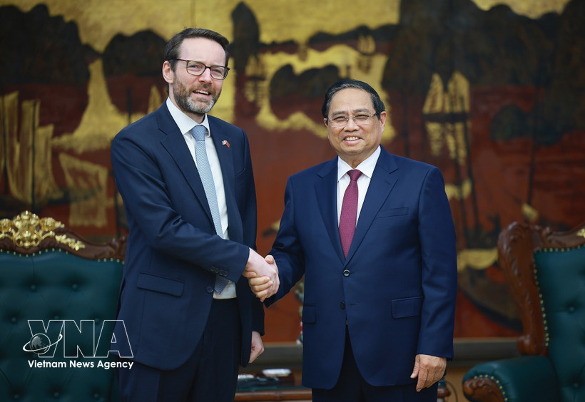 越南政府总理范明政会见英国驻越南大使伊恩·弗鲁。图自越通社