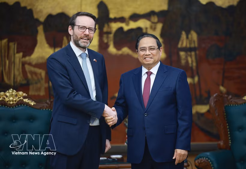 越南政府总理范明政会见英国驻越南大使伊恩·弗鲁。图自越通社