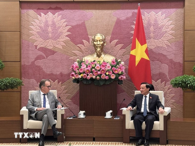 越南国会副主席阮克定会见法国参议员、法越友好议员小组主席、法国参议院欧洲事务委员会副主席阿兰·卡德克。图自越通社