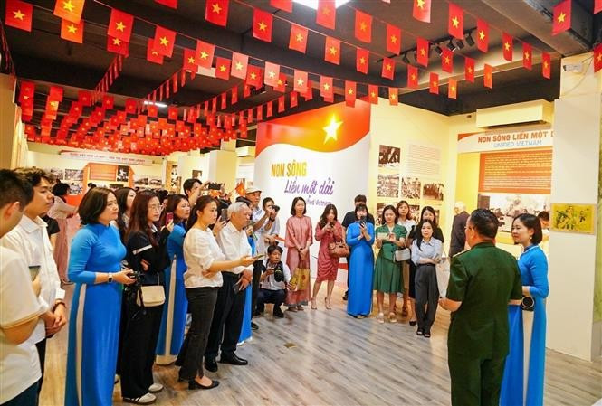 “祖国江山归一”专题展开幕，展示近150份资料合实物。图自越通社