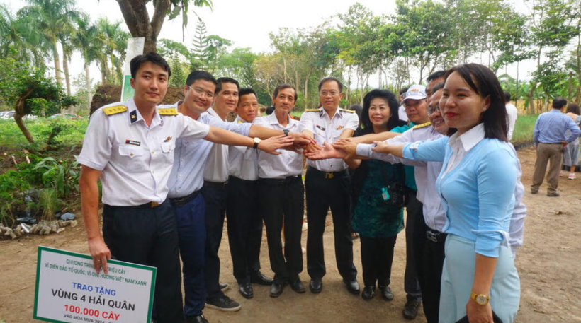 向海军第四区域司令部捐赠10万棵绿树的交接仪式。图自HANE