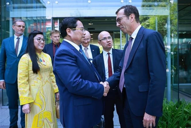 越南政府总理范明政参观法国国家铁路公司。图自越通社