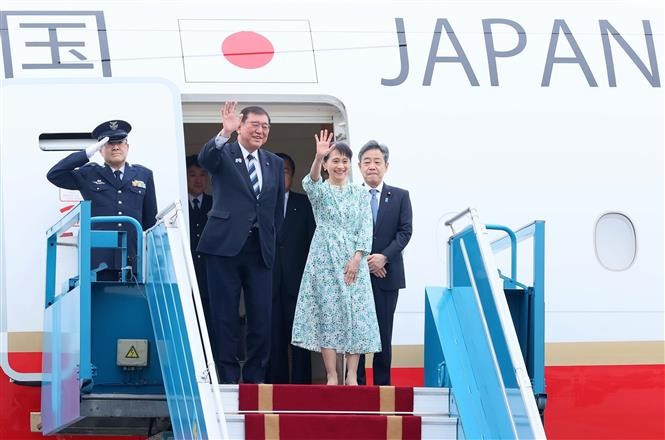 日本首相石破茂和夫人抵达河内。图自越通社