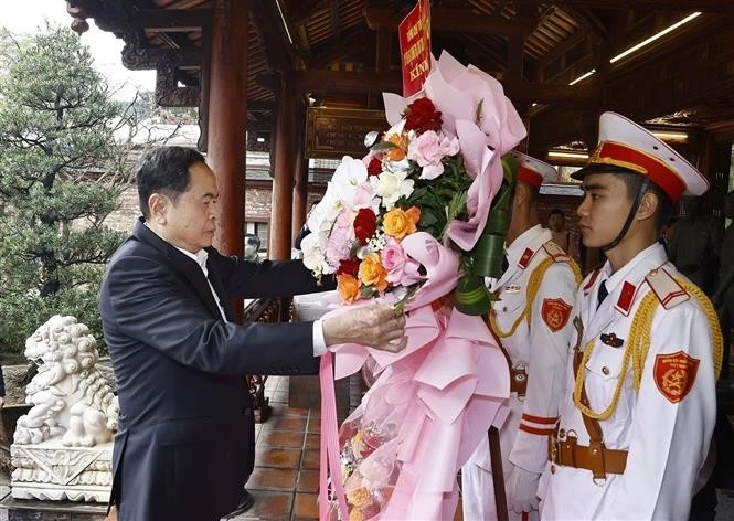 越南国会主席陈青敏敬香缅怀原国家主席黎德英大将和阮志清大将。图自越通社