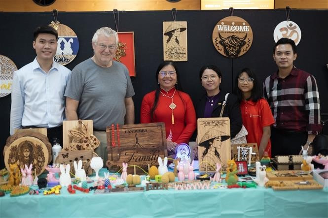 外国友人参观越南手工艺品展位。图自越通社