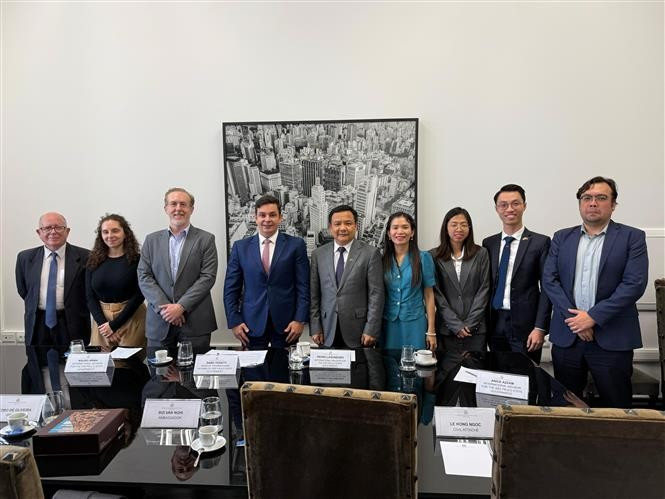 双方代表合影。图自越通社