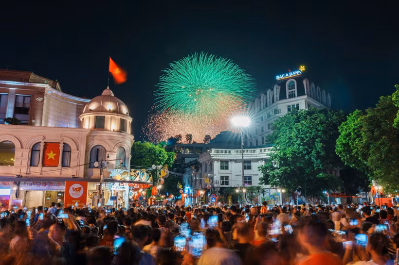 首都人民在还剑湖地区欣赏庆祝国庆80周年的绚丽烟花表演。图自越通社