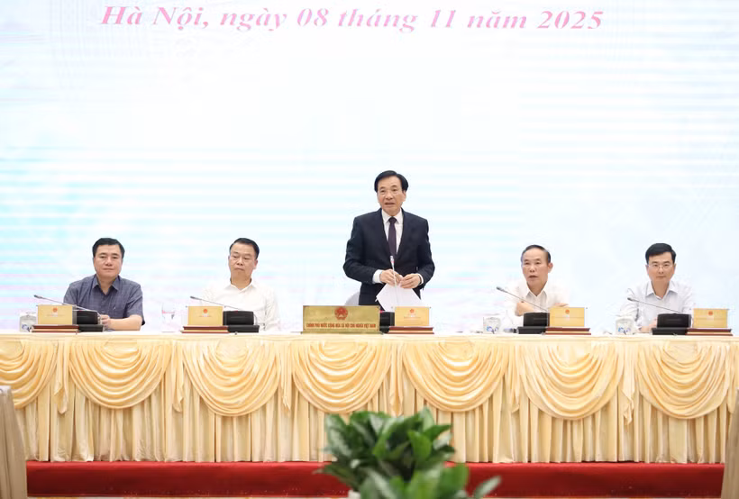 政府办公主任陈文山主持发布会。图自越通社