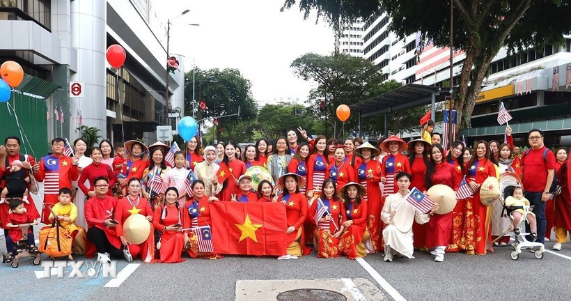 众多旅居马来西亚越南人参加在吉隆坡举行的活动。图自越通社