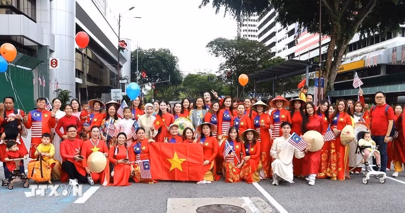 众多旅居马来西亚越南人参加在吉隆坡举行的活动。图自越通社