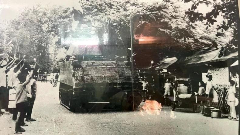 我军和平顺人民热烈涌上街头庆祝家乡解放。(资料图:平顺省军事指挥部)
