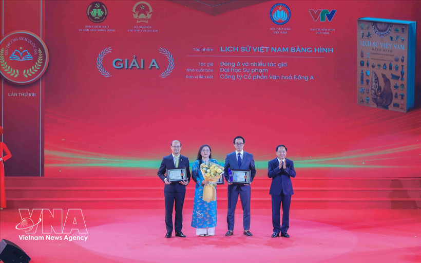 第八届国家图书奖颁奖典礼在河内举行。图自越通社