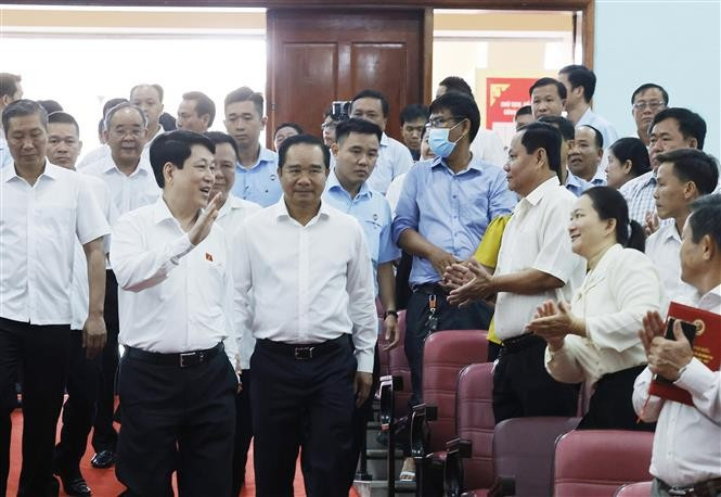 国家主席梁强和胡志明市国会代表团第十单位国会代表小组与古芝和旭门两县选民接触。图自越通社