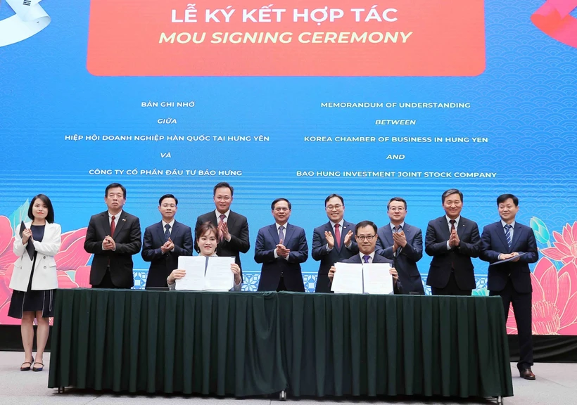 越南政府副总理兼外交部长裴青山与各位代表共同见证韩国企业协会与保兴投资股份公司签署合作协议。图自越通社