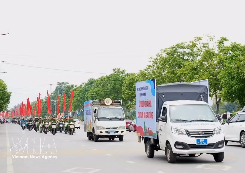 北宁省北江坊在街道上进行宣传巡游，向广大民众传播构建安全、文明交通文化的信息。图自越通社