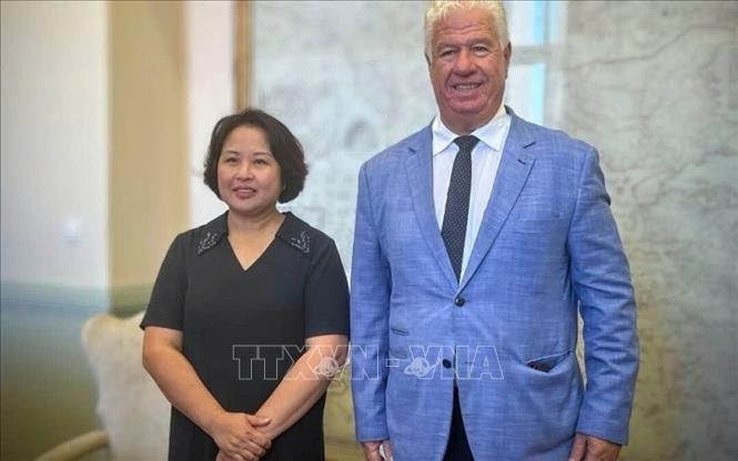 范氏秋香大使与爱奥尼亚省省长特雷佩克利斯。图自越通社