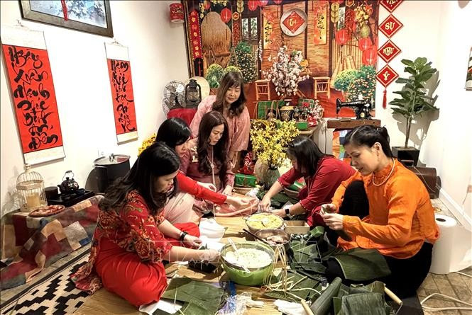 在弗吉尼亚州和马里兰州，多户家庭共同包粽子。图自越通社