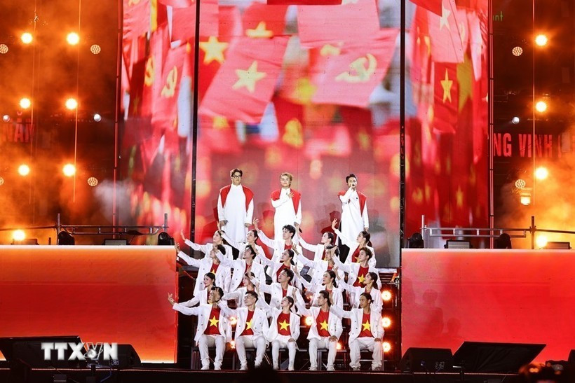 逾万名观众同庆“自豪越南”音乐盛会。图自越通社