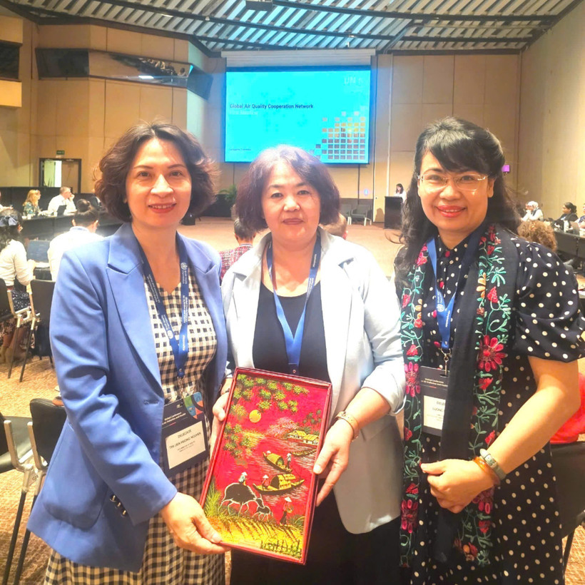 越南卫生部副部长阮氏莲香和与会代表合影。图自MOH