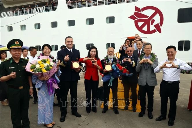 广宁省领导和广宁省文化体育与旅游厅向游客赠送鲜花和纪念品。图自越通社