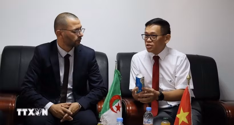 越南驻阿尔及利亚大使陈国庆与巴特纳省工商会主席阿卜杜勒卡德尔·图米。图自越通社
