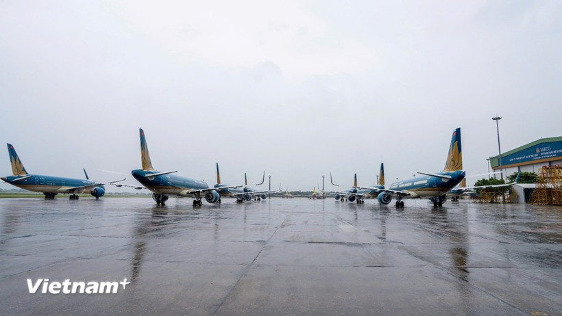 内排机场出现雷暴雨天气。图自越通社