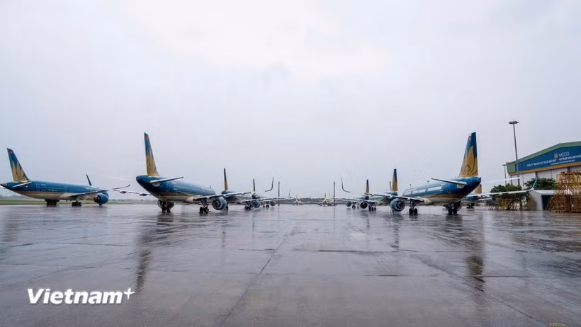 内排机场出现雷暴雨天气。图自越通社